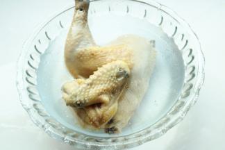 投入冰水，浸泡一会，中间换水一次。