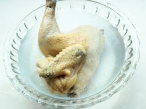 投入冰水，浸泡一会，中间换水一次。