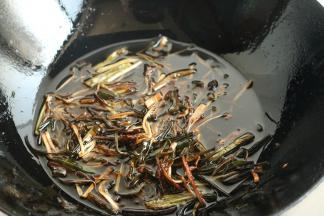 大约5分钟后葱丝变成黄褐色，并且能闻到浓郁的葱香味，关火。