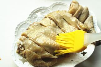 剁好的鸡块表面刷上葱油。