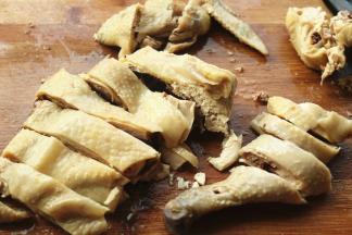 冰水浸透的鸡斩件，要用快刀，避免剁碎有渣不好看。