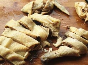 冰水浸透的鸡斩件，要用快刀，避免剁碎有渣不好看。