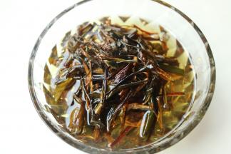 略微凉一下后，装入容器，如果用不完用来拌面拌凉菜都是极好的。