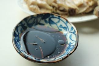 生抽加鸡汤再加一些葱油，搅匀后就成为料汁。