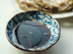 生抽加鸡汤再加一些葱油，搅匀后就成为料汁。