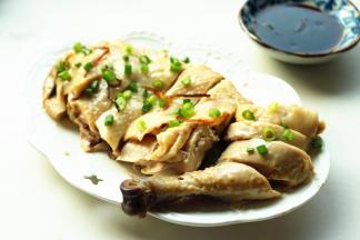 鸡身上撒上小葱碎，蘸着料汁食用。