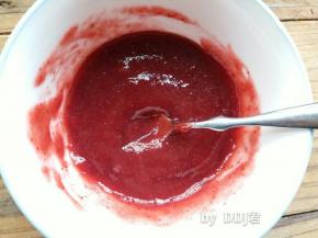 融化的吉利丁液放入草莓酱搅拌均匀