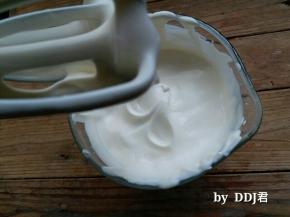 200克奶油打发图片这状态，不要打的太硬了哦，。提起打蛋器，奶油会滴落，但纹路不会消失