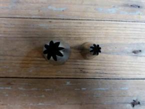 草莓酱和奶油混合。。忘记拍照了。用的下面两个花嘴裱花的