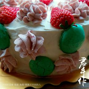 侧面用大裱花嘴裱出大花贴着。。觉得太单调，还贴上了彩色裂口马卡龙。。。整体感觉还不错