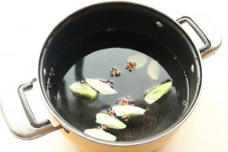 汤锅加入花椒，葱姜和适量水煮开。