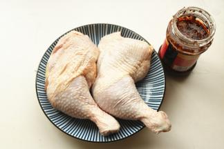 鸡腿清洗干净。