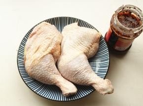 鸡腿清洗干净。