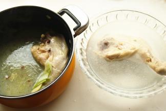 煮好的鸡腿迅速投入冰水中降温。