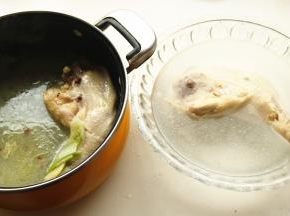 煮好的鸡腿迅速投入冰水中降温。