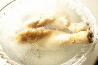 再换水浸泡一会，这样鸡皮会比较爽滑紧致。