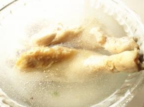 再换水浸泡一会，这样鸡皮会比较爽滑紧致。