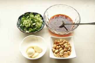 准备好配料，红油是提前做好的，小葱切碎，花生米炒熟去红衣，不去也可以。