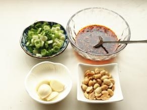 准备好配料，红油是提前做好的，小葱切碎，花生米炒熟去红衣，不去也可以。