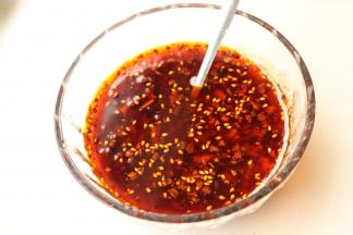 再加入其余调料，拌匀，蘸料就做好了。