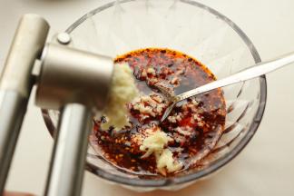 蒜用压蒜器压成蒜蓉，放入红油内，