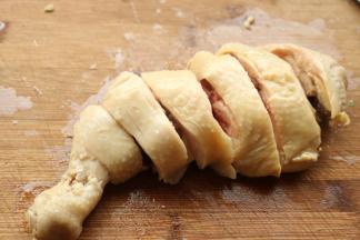 浸泡好的鸡腿捞出，沥干水分，斩成小段。