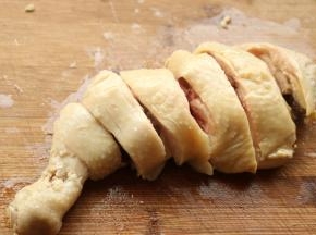 浸泡好的鸡腿捞出，沥干水分，斩成小段。