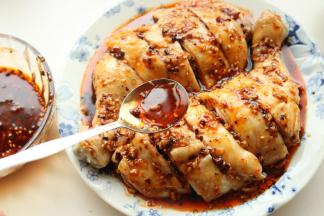 加刚才调好的料汁，要全部包裹鸡腿。