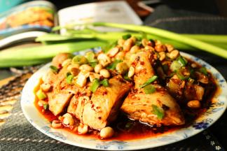 撒上小葱碎和花生米，就做好了。