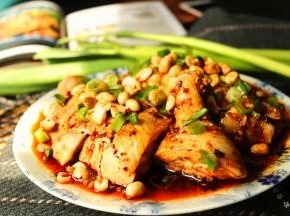 撒上小葱碎和花生米，就做好了。