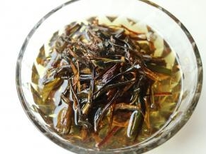 熬好的葱油，晾凉后装瓶，冰箱冷藏可以保存半月。