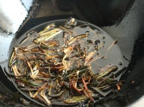 小火熬制，最后葱丝变焦脆，微微糊的状态就可以关火了