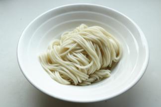 煮好的面条，捞出来放在碗里。