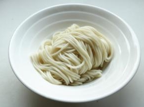 煮好的面条，捞出来放在碗里。