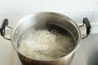 汤锅加水烧开，放入面条煮熟。