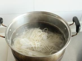汤锅加水烧开，放入面条煮熟。