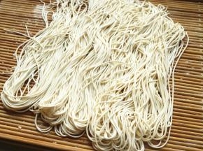 面条机做好新鲜的面条。可以一次性多做一些，分成一人份，冷冻保存。