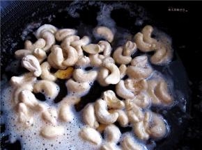 凉油入锅后将腰果放入，小火煸炒至变色出锅。