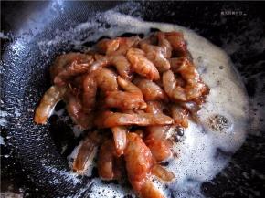 锅中留适量的油，温热后将腌好的虾仁倒入。