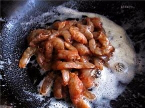 锅中留适量的油，温热后将腌好的虾仁倒入。