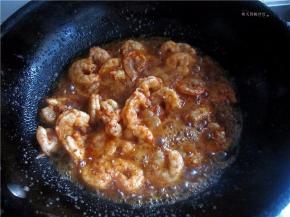 煸炒至虾弯曲变色出锅。好红的油呀。