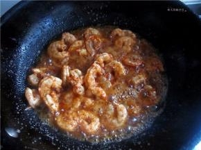 煸炒至虾弯曲变色出锅。好红的油呀。