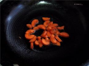 将胡萝卜放入锅中煸炒变软。