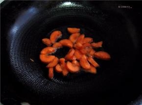 将胡萝卜放入锅中煸炒变软。