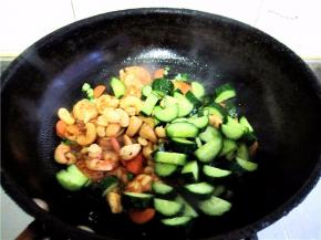 将腌制的黄瓜放入翻炒。
