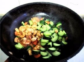 将腌制的黄瓜放入翻炒。