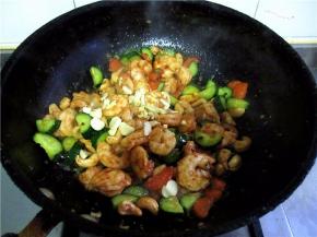 放入姜末和蒜末翻炒均匀即可出锅