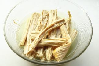 腐竹泡软，汤锅加水烧热后下入腐竹烫半分钟，捞出过凉水。