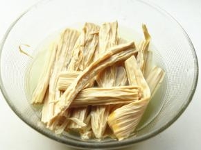 腐竹泡软，汤锅加水烧热后下入腐竹烫半分钟，捞出过凉水。