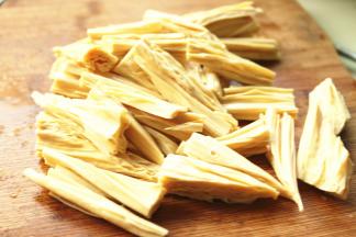 黄瓜洗净拍扁切小。